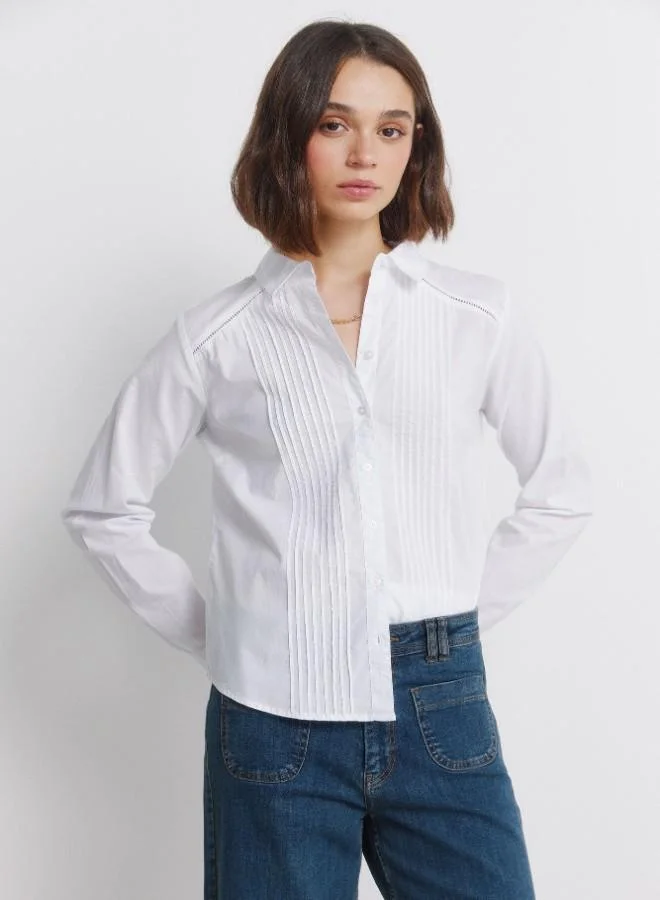 Long sleeve shirt with volume, shirt collar, buttons on the front and cuffs, pleated details and lace on the shoulders.