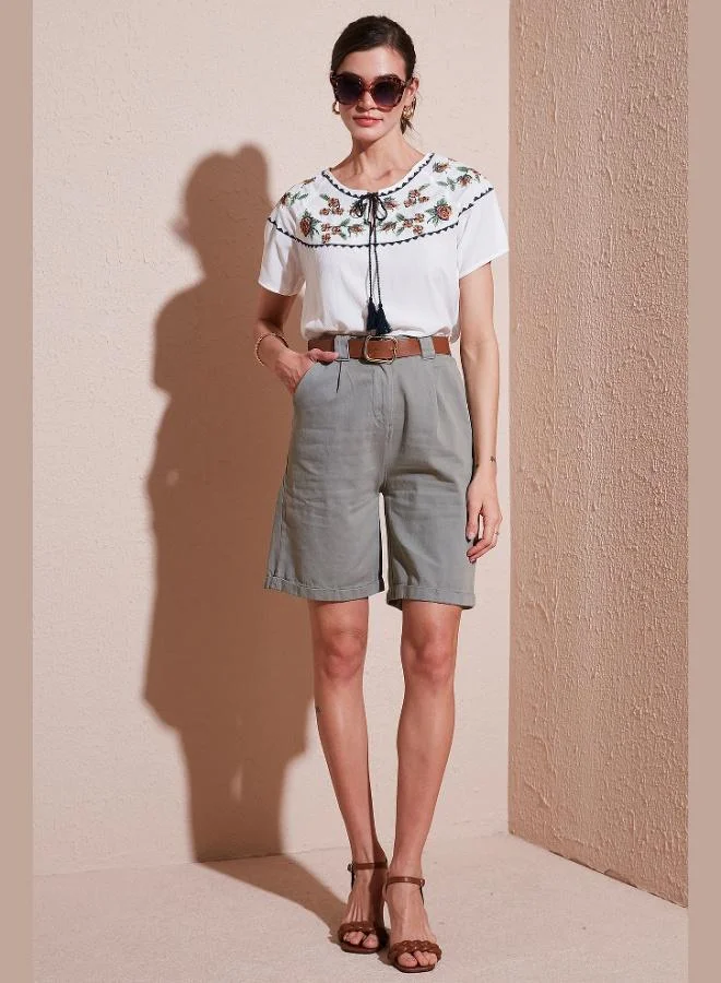 ليلا شورت نسائي قطني بخصر عالٍ وحزام من قماش الجبردين بقصة مريحة