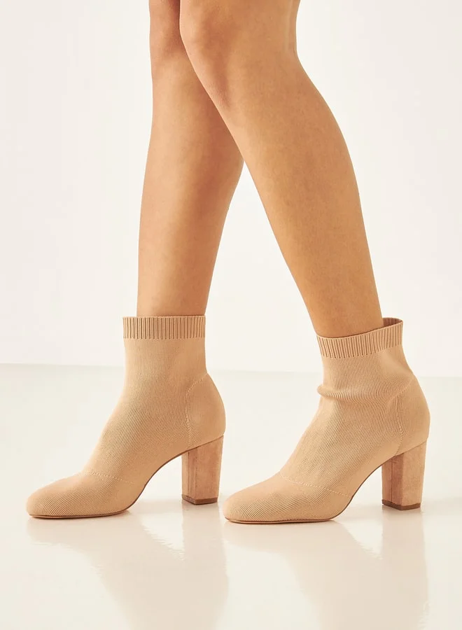 سيليست Women Textured Ankle Boots with Block Heels and Zip Closure