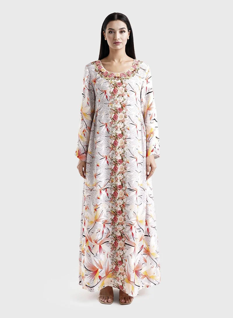 كشخة جلابية بنقوش زهور وحيوانات مطرزة بالخرز