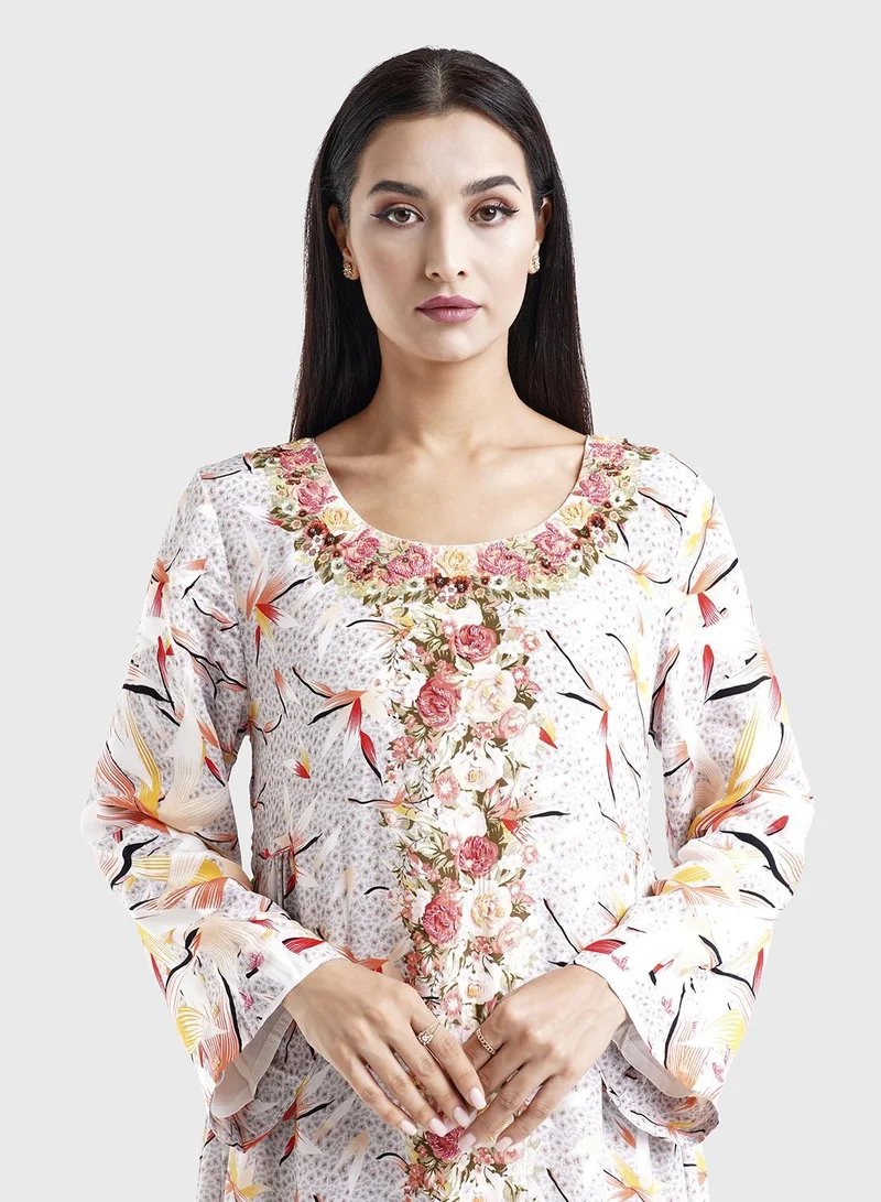 كشخة جلابية بنقوش زهور وحيوانات مطرزة بالخرز