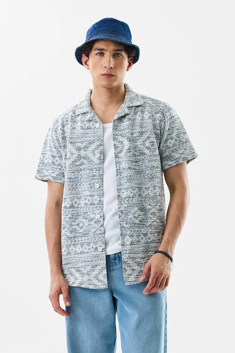 سنيتش قميص أزرق فاتح بقصة ضيقة ونقوش