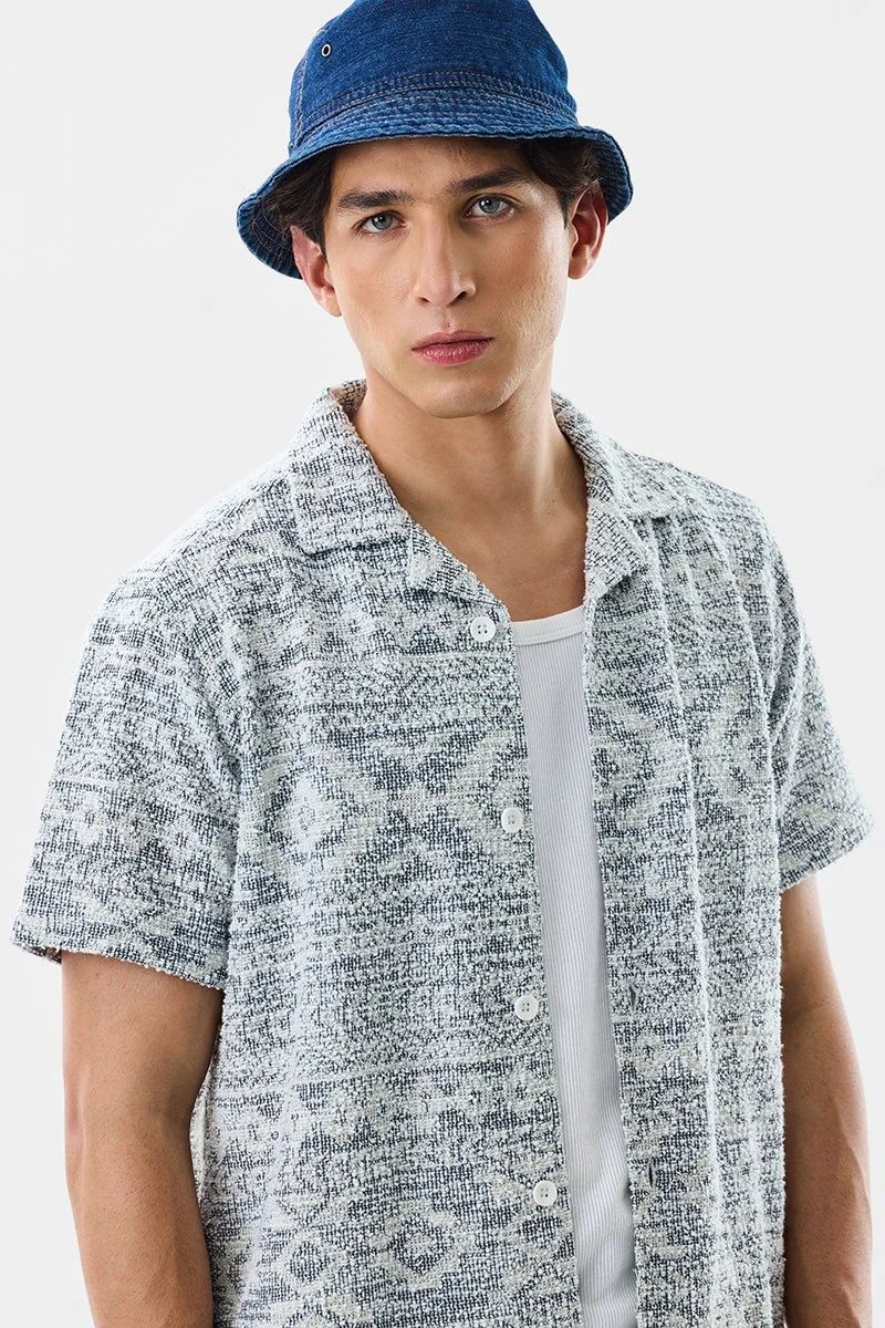 سنيتش قميص أزرق فاتح بقصة ضيقة ونقوش