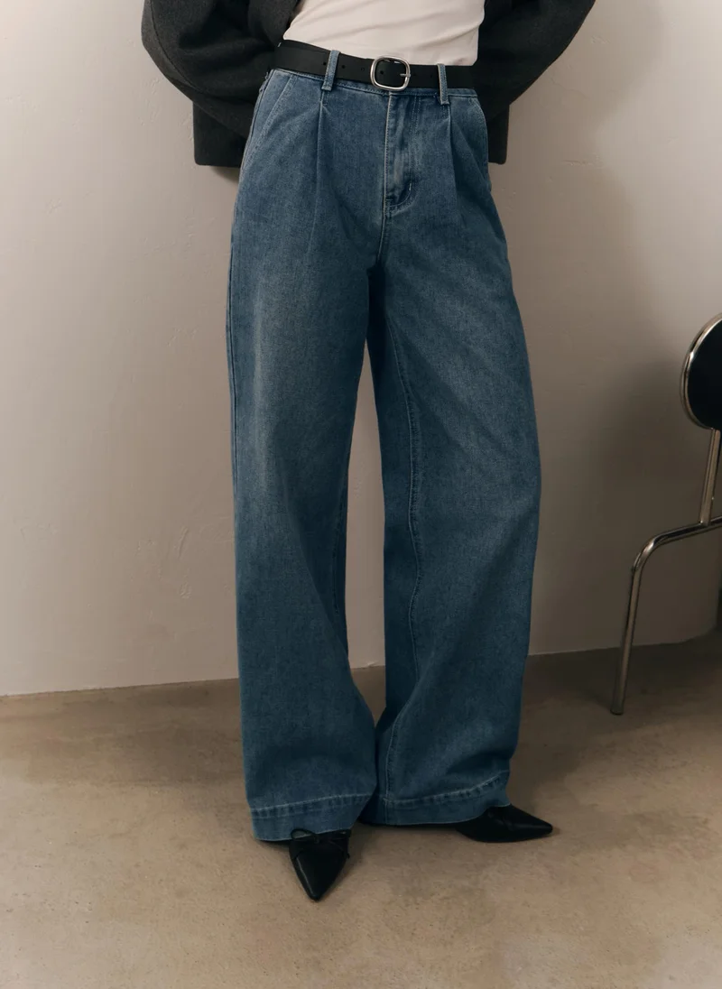 ليتشي بنطال جينز فضفاض مع طيات على الخصر وأساور واسعة