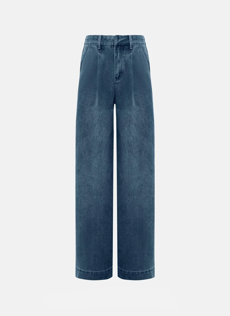 ليتشي بنطال جينز فضفاض مع طيات على الخصر وأساور واسعة