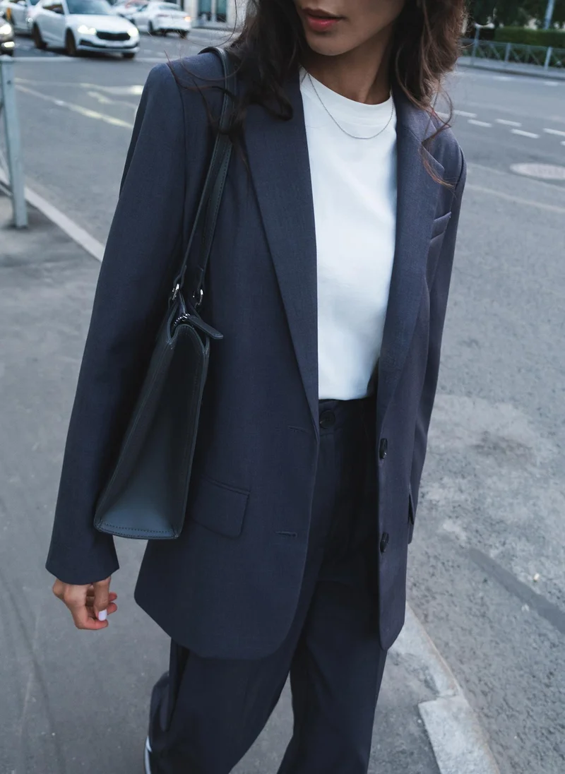 ليتشي سترة أحادية الصدر بأزرار متباينة