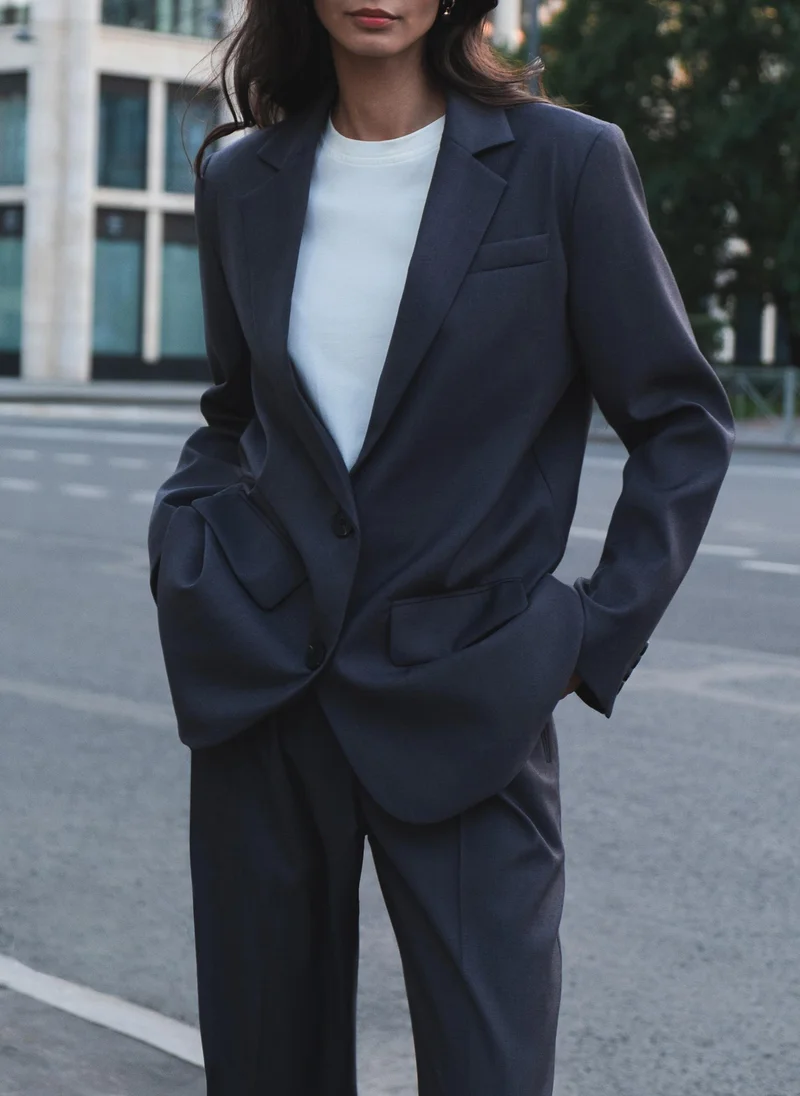 ليتشي سترة أحادية الصدر بأزرار متباينة