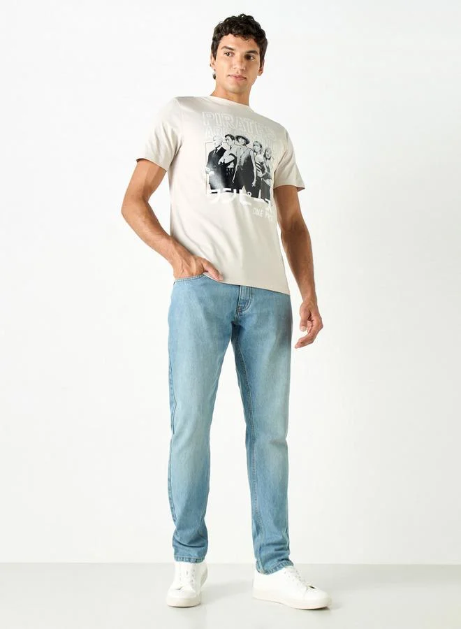 اس بي كاركترز تيشيرت بياقة ضيقة وأكمام قصيرة وطبعات