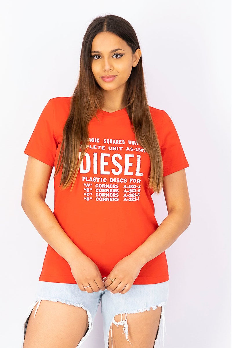 DIESEL تي شيرت نسائي بأكمام قصيرة وياقة دائرية، مطبوع برسومات، أحمر - Image 1