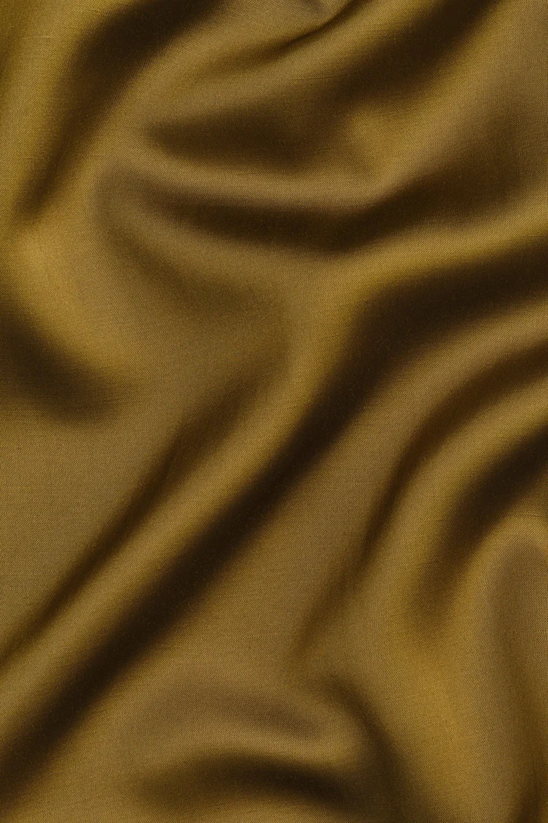 اتش اند ام قميص فضفاض من الساتان