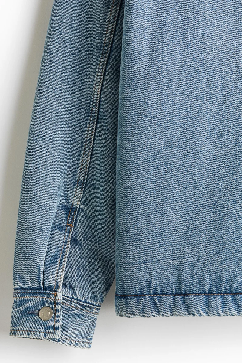 اتش اند ام قميص خفيف بقصة عادية من الدنيم المبطن بنسيج التيدي