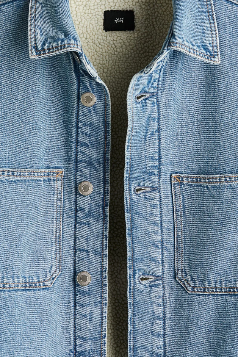 اتش اند ام قميص خفيف بقصة عادية من الدنيم المبطن بنسيج التيدي