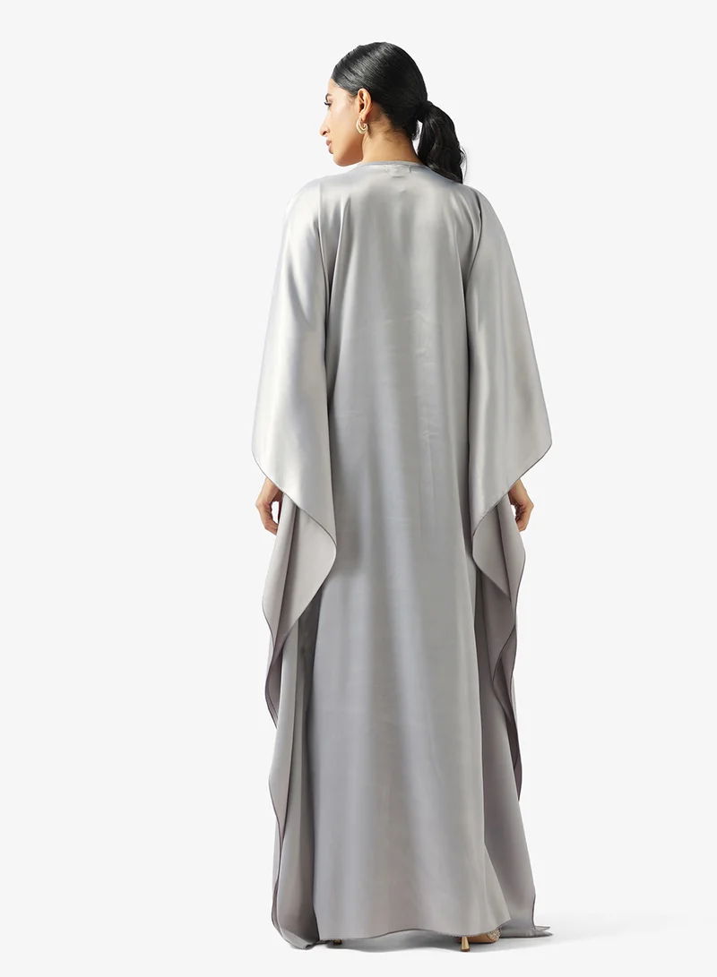 جولدن ابل جلابية مطرزة بياقة على شكل حرف