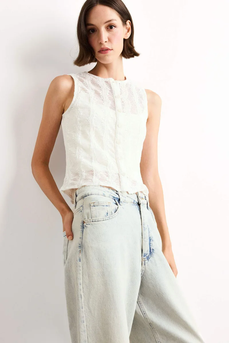 ديفاكتو Crew Neck Sleeveless Blouse