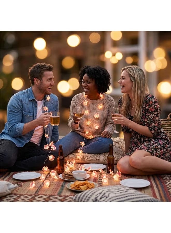 سلسلة أضواء زينة (Fairy Lights) بطول مترين، تضم 20 مصباح LED على شكل أزهار الكرز الوردي. تعمل بالبطارية، وهي مثالية لتزيين غرف النوم، وديكورات الربيع وعيد الميلاد (الكريسماس) الداخلية، وتُعد هدية رائعة لغرف الفتيات. تتميز بتصميم جذاب وأنيق، كما أنها متينة وعملية. - Image 3