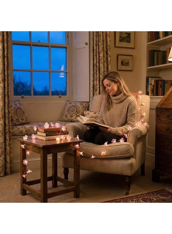 سلسلة أضواء زينة (Fairy Lights) بطول مترين، تضم 20 مصباح LED على شكل أزهار الكرز الوردي. تعمل بالبطارية، وهي مثالية لتزيين غرف النوم، وديكورات الربيع وعيد الميلاد (الكريسماس) الداخلية، وتُعد هدية رائعة لغرف الفتيات. تتميز بتصميم جذاب وأنيق، كما أنها متينة وعملية. - Image 5