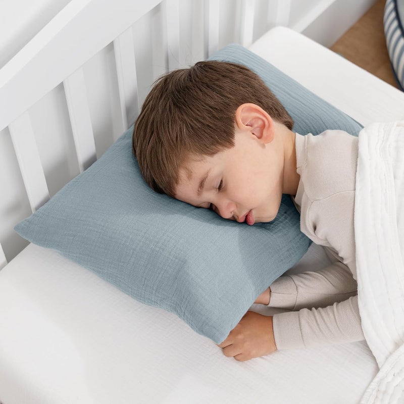Comfy Cubs وسادة كومفي كابس للأطفال مع غلاف موسلين 13 × 18 بوصة دعم السفر والنوم للأطفال خفيفة الوزن وقابلة للتنفس حشوة ميكروفايبر ناعمة ومريحة وسادة صغيرة للأطفال باللون الأزرق الهادئ - Image 3