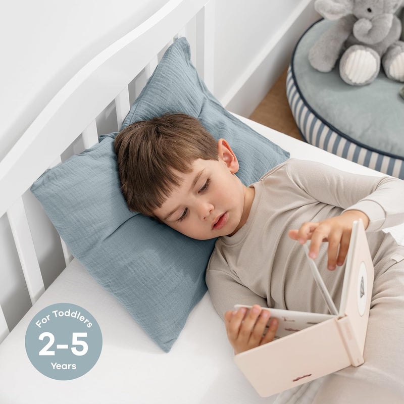 Comfy Cubs وسادة كومفي كابس للأطفال مع غلاف موسلين 13 × 18 بوصة دعم السفر والنوم للأطفال خفيفة الوزن وقابلة للتنفس حشوة ميكروفايبر ناعمة ومريحة وسادة صغيرة للأطفال باللون الأزرق الهادئ - Image 5