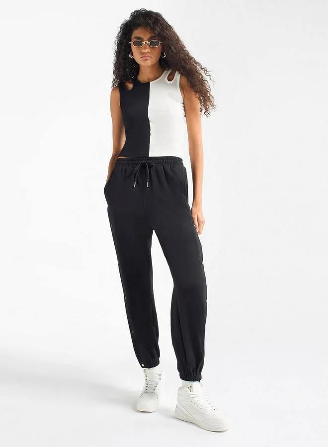 سبلاش فيڤ بلوزة بدون أكمام مضلعة بياقة مستديرة وتفاصيل مفرغة