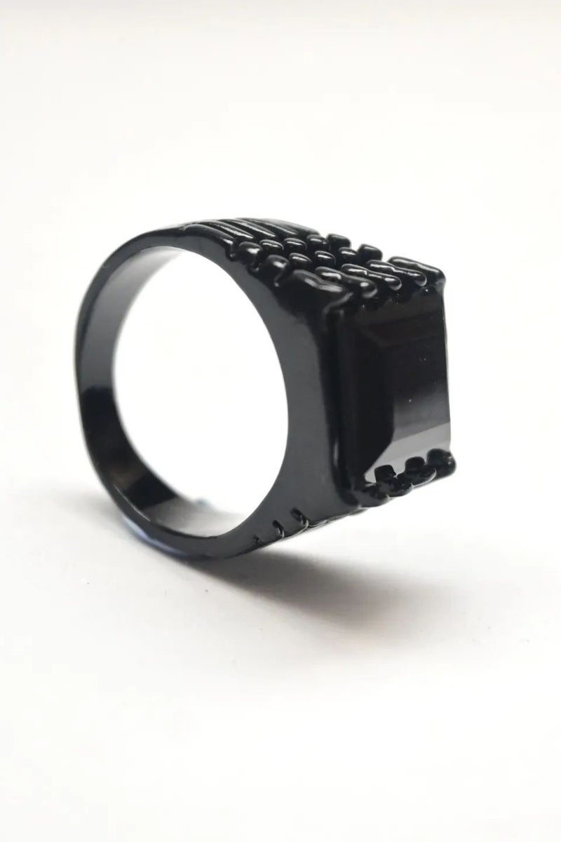 روماد خاتم رجالي أسود أنيق بحجر أسود مسقول يعكس الفخامة والغموض. - Image 1