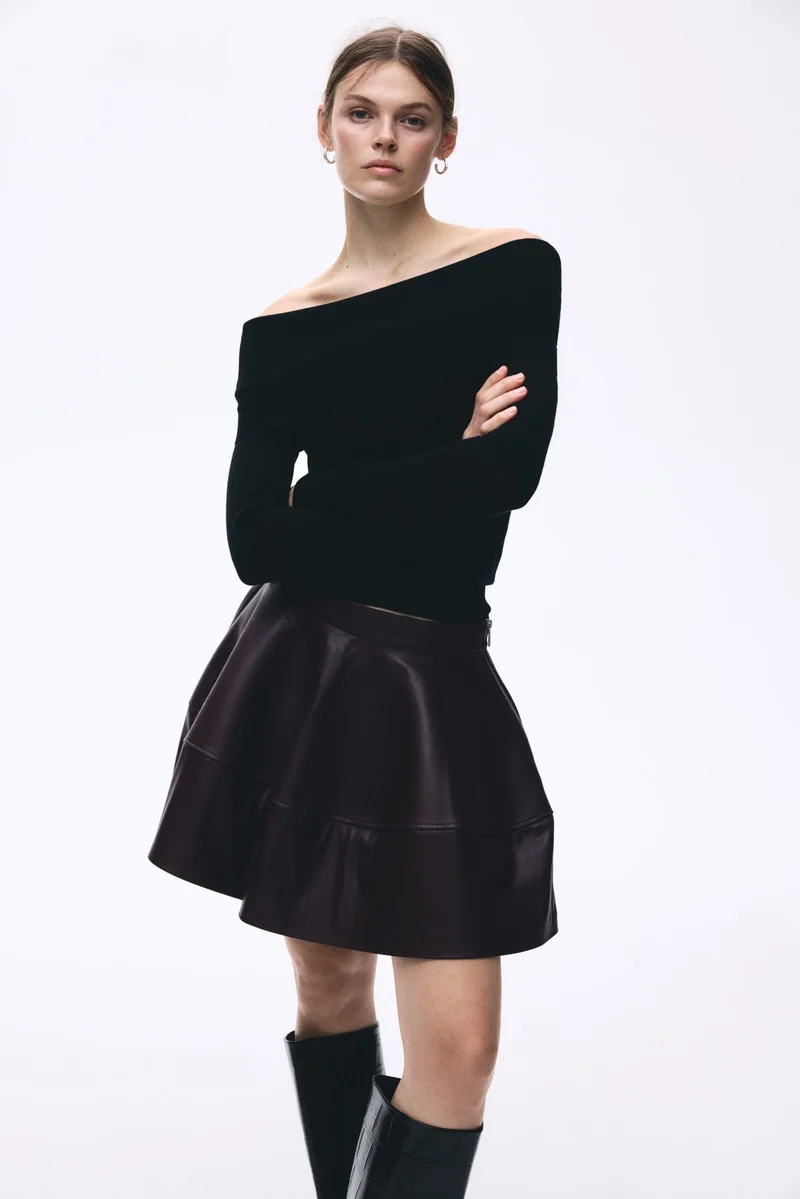 اتش اند ام تنورة ميني من نسيج مطلي