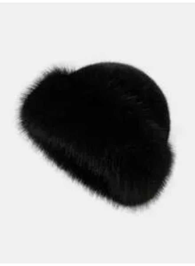 قبعه شتويه فاخره للبنات مصنوعه من الفرو الصناعي الناعم باللون الاسود  سهلة التنسيق مع الشالات والقفازات والمعاطف الشتوية مناسبه لعمر ( 18-24) سنه