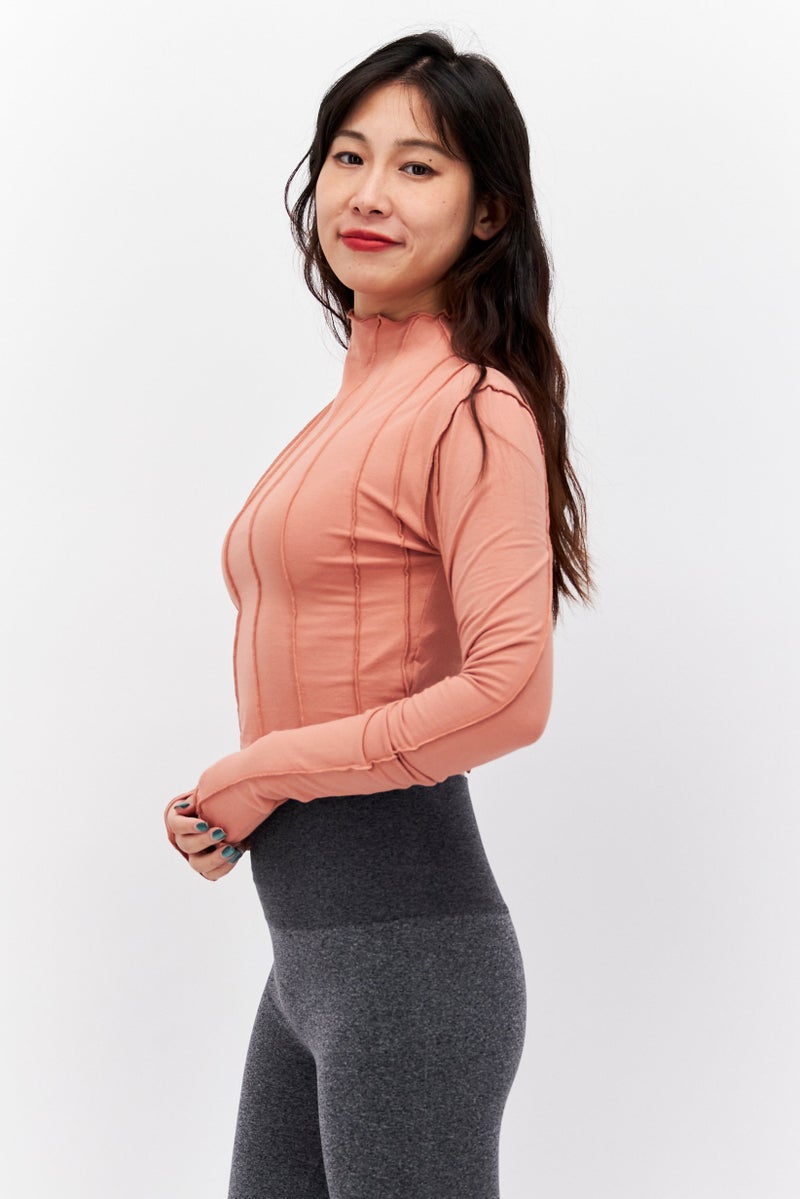 Reebok بلوزة رياضية نسائية بأكمام طويلة مناسبة في الهواء الطلق، وردي غامق - Image 4