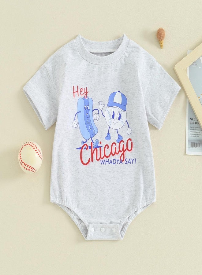 Socutebabe طقم ملابس صيفي للأطفال حديثي الولادة من Socutebabe، ملابس أطفال من Hey Chicago، رومبير بيسبول للأولاد، قميص بأكمام قصيرة (Hey Chicago-رمادي، 12-18 شهرًا) - Image 2