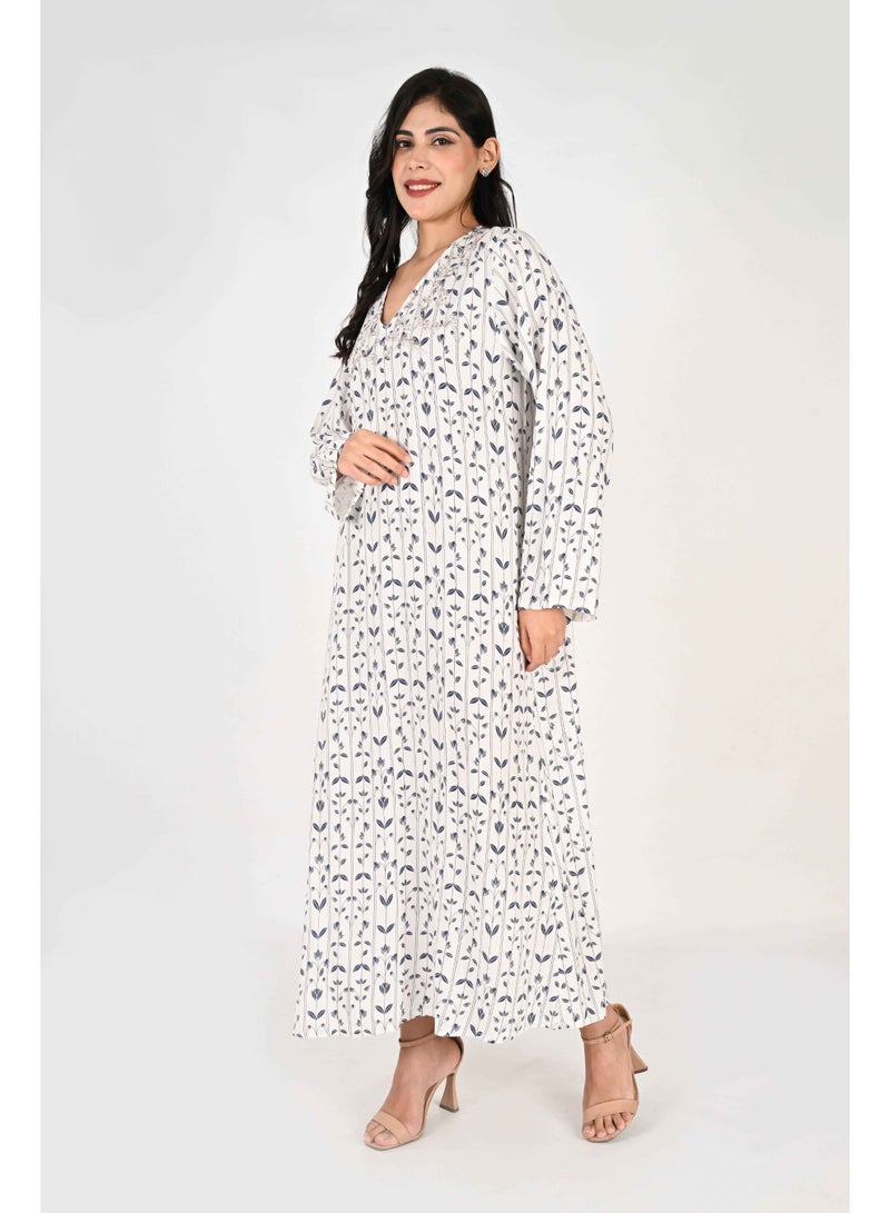 LINELLE جلابية لينيل للسيدات - قاعدة بيضاء مع نقوش زرقاء تشبه الأوراق وياقة مطرزة - Image 5