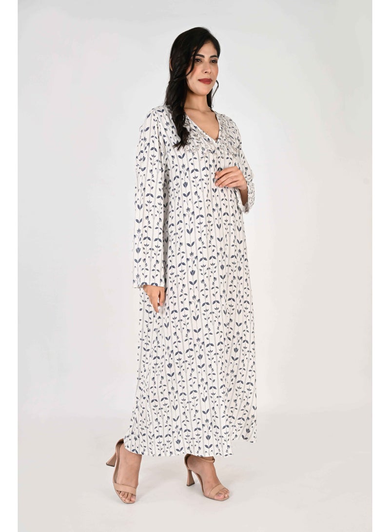 LINELLE جلابية لينيل للسيدات - قاعدة بيضاء مع نقوش زرقاء تشبه الأوراق وياقة مطرزة - Image 3