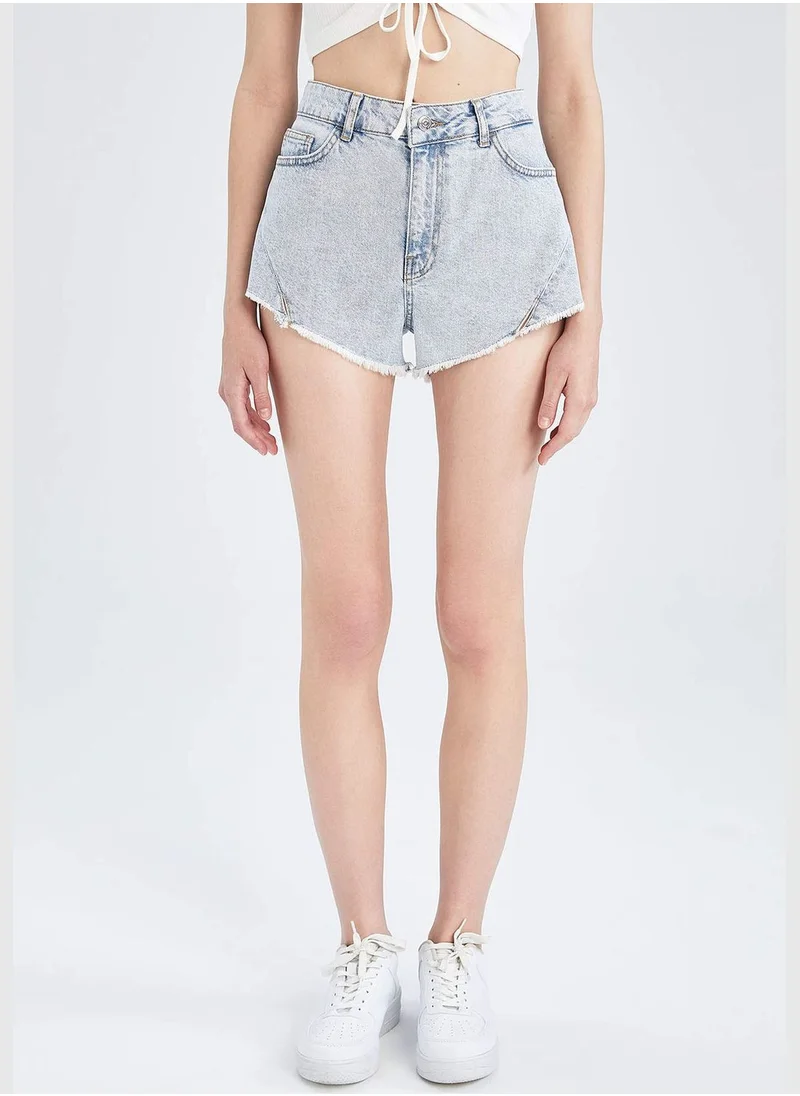 ديفاكتو High Waisted Distressed Jean Short