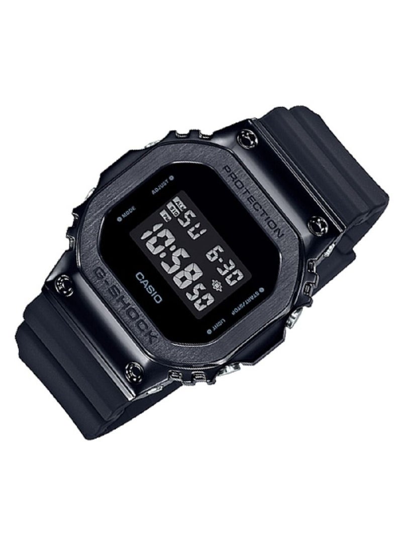 كاسيو ساعة كاسيو الرجالية جي شوك بغطاء معدني رقمي مينا اسود بسوار راتنج GM-5600B-1D - Image 2