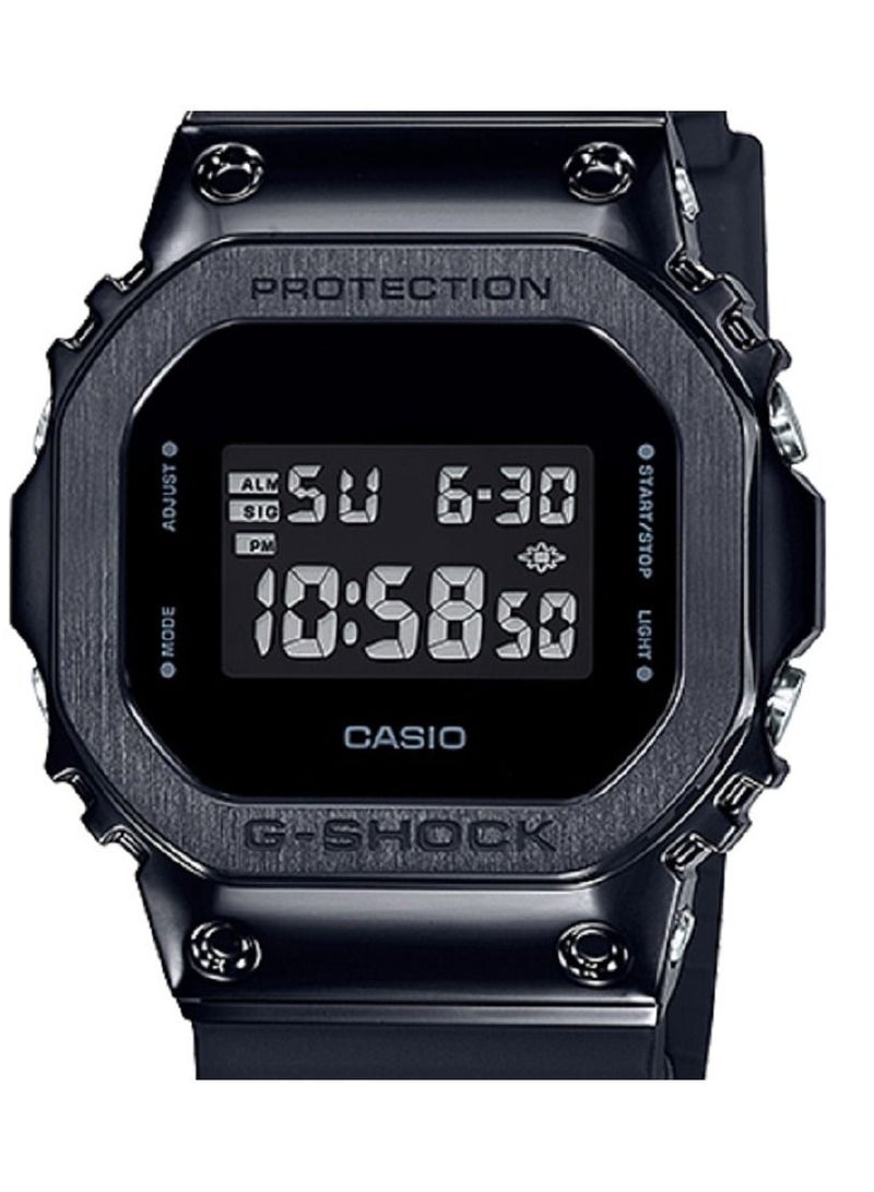 كاسيو ساعة كاسيو الرجالية جي شوك بغطاء معدني رقمي مينا اسود بسوار راتنج GM-5600B-1D - Image 4