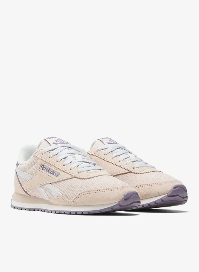 ريبوك Save yourself the trip to the thrift store. You get all the '70s running style with these women's Reebok shoes . The low-profile look throws it back to the past in waffle-knit and suede.