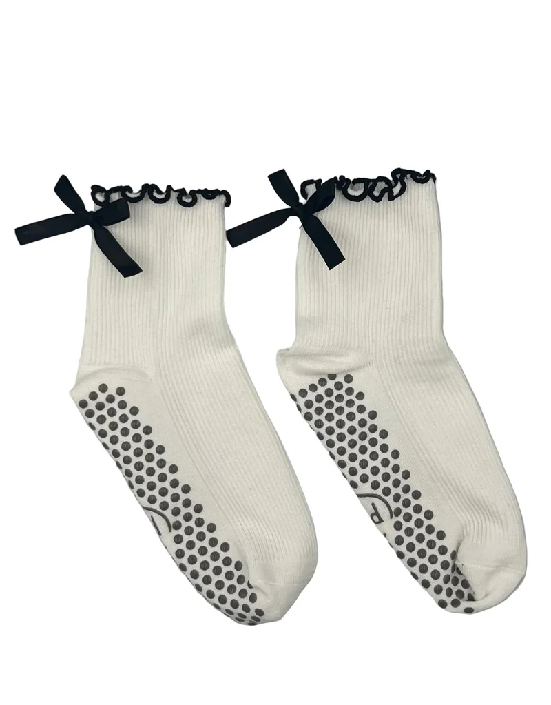 بريكلي بير جوارب يوغا/بيلاتس بيضاء وسوداء بحواف مزخرفة وربطة عنق، مقاس واحد يناسب معظم الأحجام