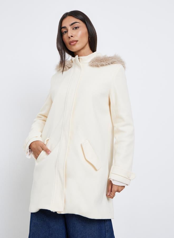 ستايلي معطف طويل بمظهر صوف وتفاصيل فرو صناعي - Image 3