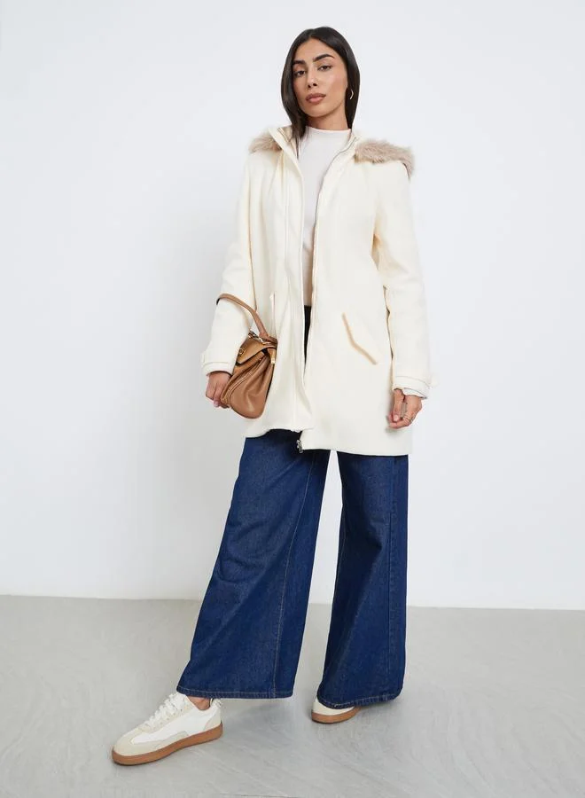 ستايلي معطف طويل بمظهر صوف وتفاصيل فرو صناعي