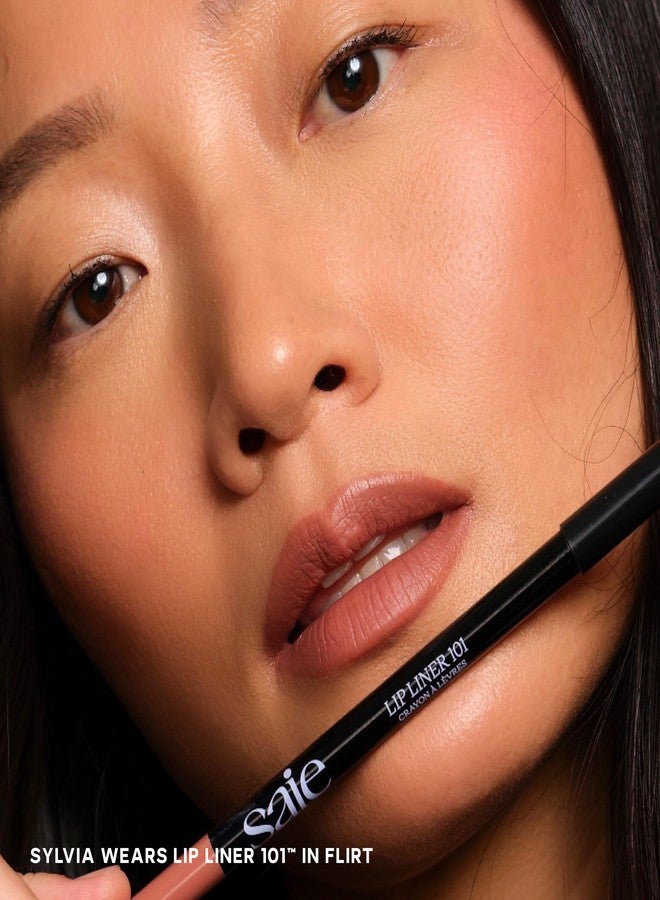 سايي قلم تحديد الشفاه Saie Lip Liner 101 - قلم تحديد شفاه مصنوع من تركيبة كريمية ناعمة غير لامعة لإطلالة طبيعية محددة أو ممتلئة بالكامل - معزز بزبدة الشيا وزيت الجوجوبا - لون Flirt (0.05 أونصة) - Image 2