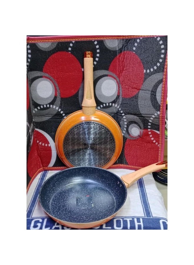 طاسة جرانيت غير لاصقة بمقابض خشبية – تصميم أنيق ومتانة عالية للطهي اليومي - مقاس 28 - Image 1