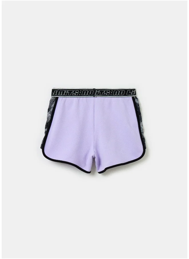 او في اس Shorts with contrasting details