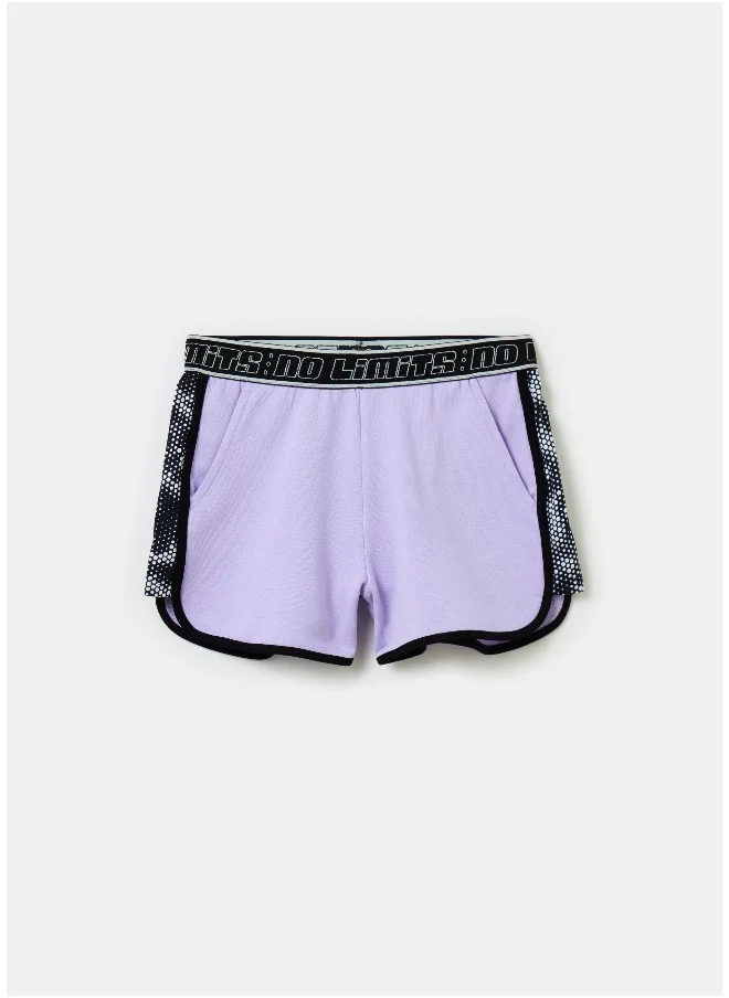 او في اس Shorts with contrasting details