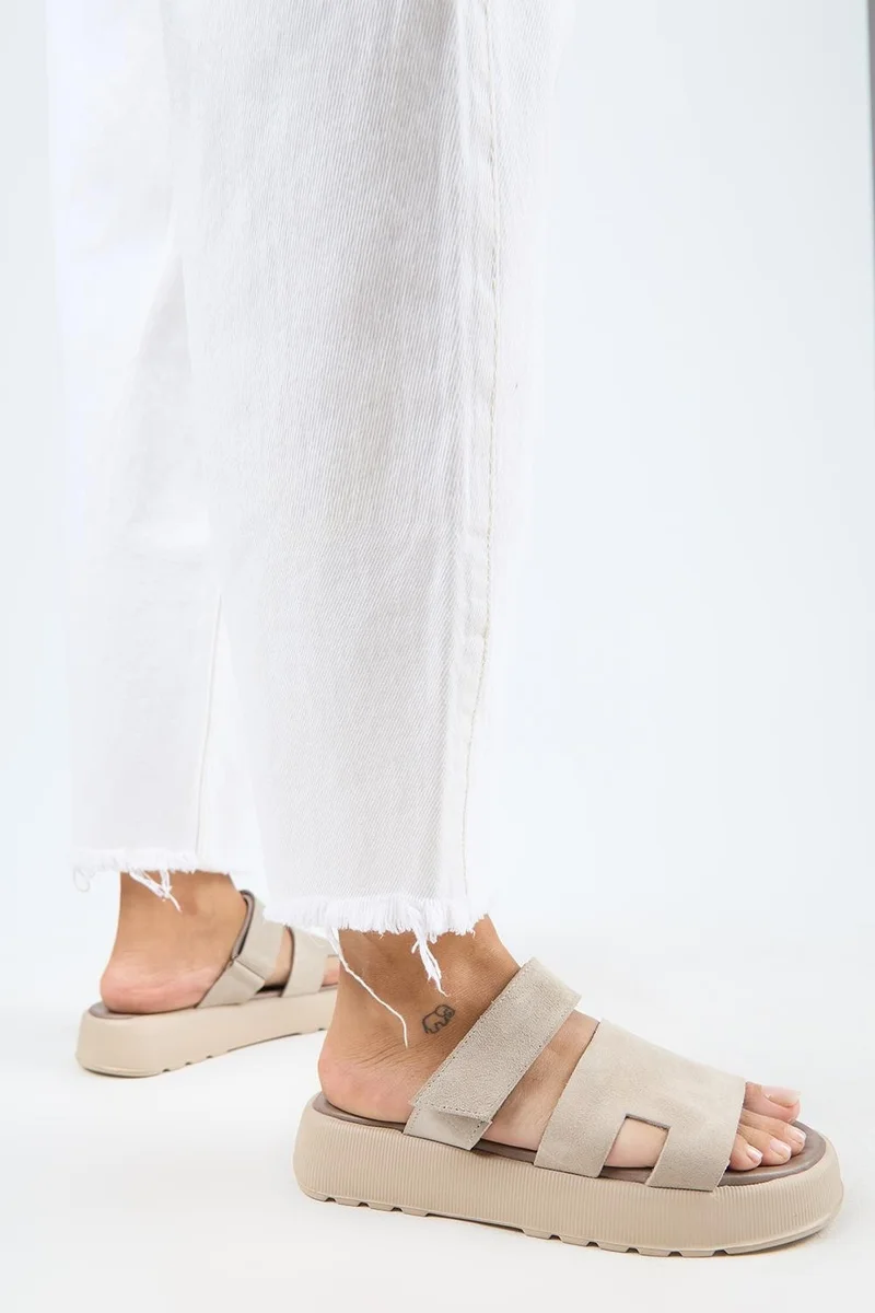 مانجيرو شباشب مانيجيرو سينا ​​النسائية من الجلد الطبيعي مع شريط لاصق، لون بيج