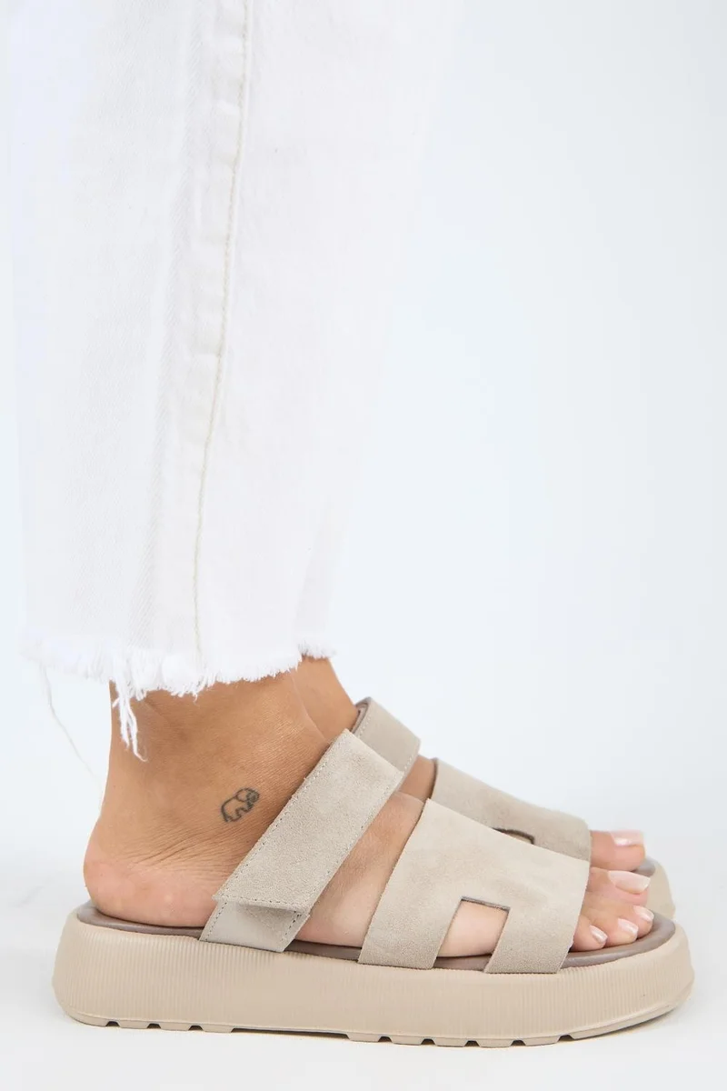 مانجيرو شباشب مانيجيرو سينا ​​النسائية من الجلد الطبيعي مع شريط لاصق، لون بيج