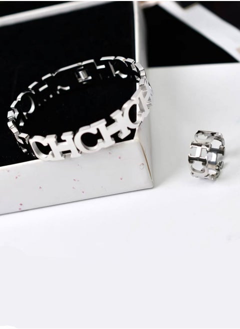 A Set Consisting of a Bracelet and A Ring with An Elegant Design for Women