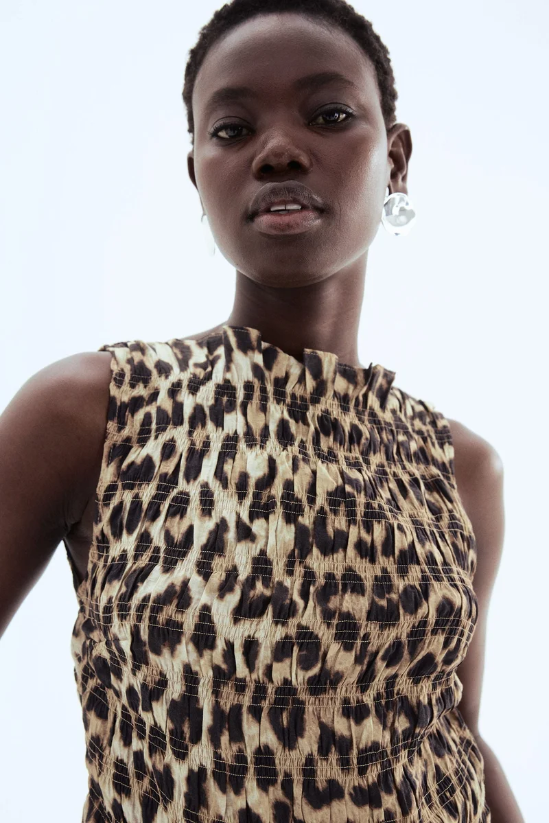 اتش اند ام بلوزة مزينة بكشكشة