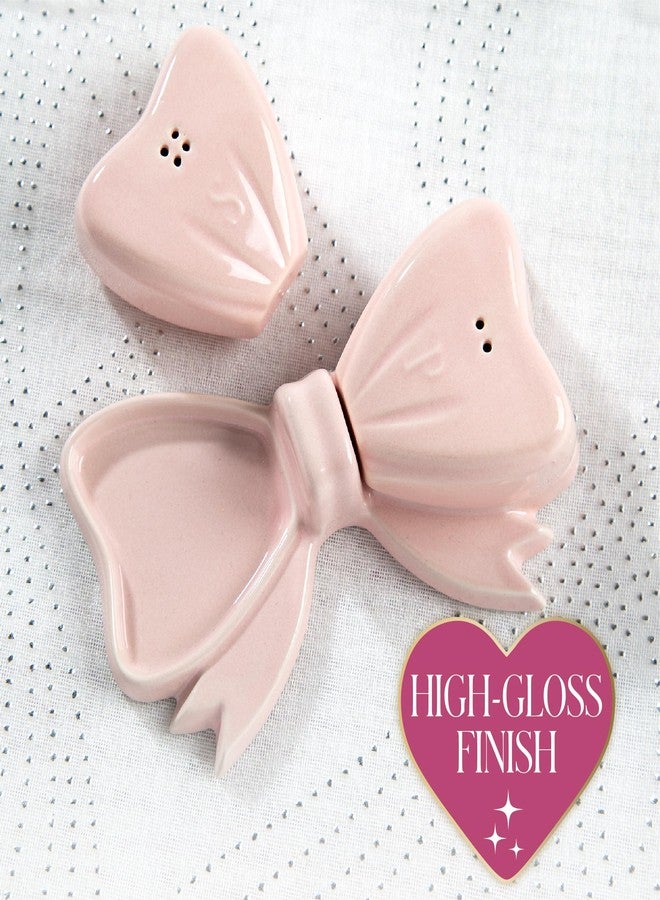 باريس هيلتون طقم هزازات ملح وفلفل من باريس هيلتون مكون من 3 قطع على شكل فيونكة، مصنوع من السيراميك الحجري الأيقوني مع صينية متناسقة، باللون الوردي - Image 4