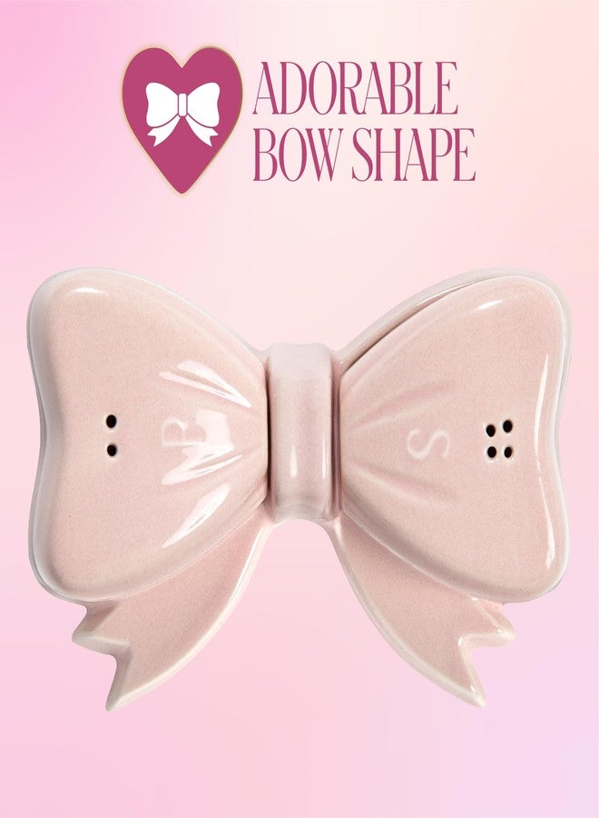 باريس هيلتون طقم هزازات ملح وفلفل من باريس هيلتون مكون من 3 قطع على شكل فيونكة، مصنوع من السيراميك الحجري الأيقوني مع صينية متناسقة، باللون الوردي - Image 5