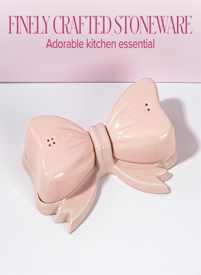 باريس هيلتون طقم هزازات ملح وفلفل من باريس هيلتون مكون من 3 قطع على شكل فيونكة، مصنوع من السيراميك الحجري الأيقوني مع صينية متناسقة، باللون الوردي - Image 3