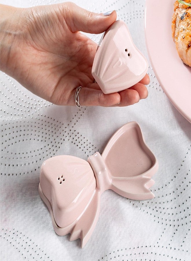 باريس هيلتون طقم هزازات ملح وفلفل من باريس هيلتون مكون من 3 قطع على شكل فيونكة، مصنوع من السيراميك الحجري الأيقوني مع صينية متناسقة، باللون الوردي - Image 2