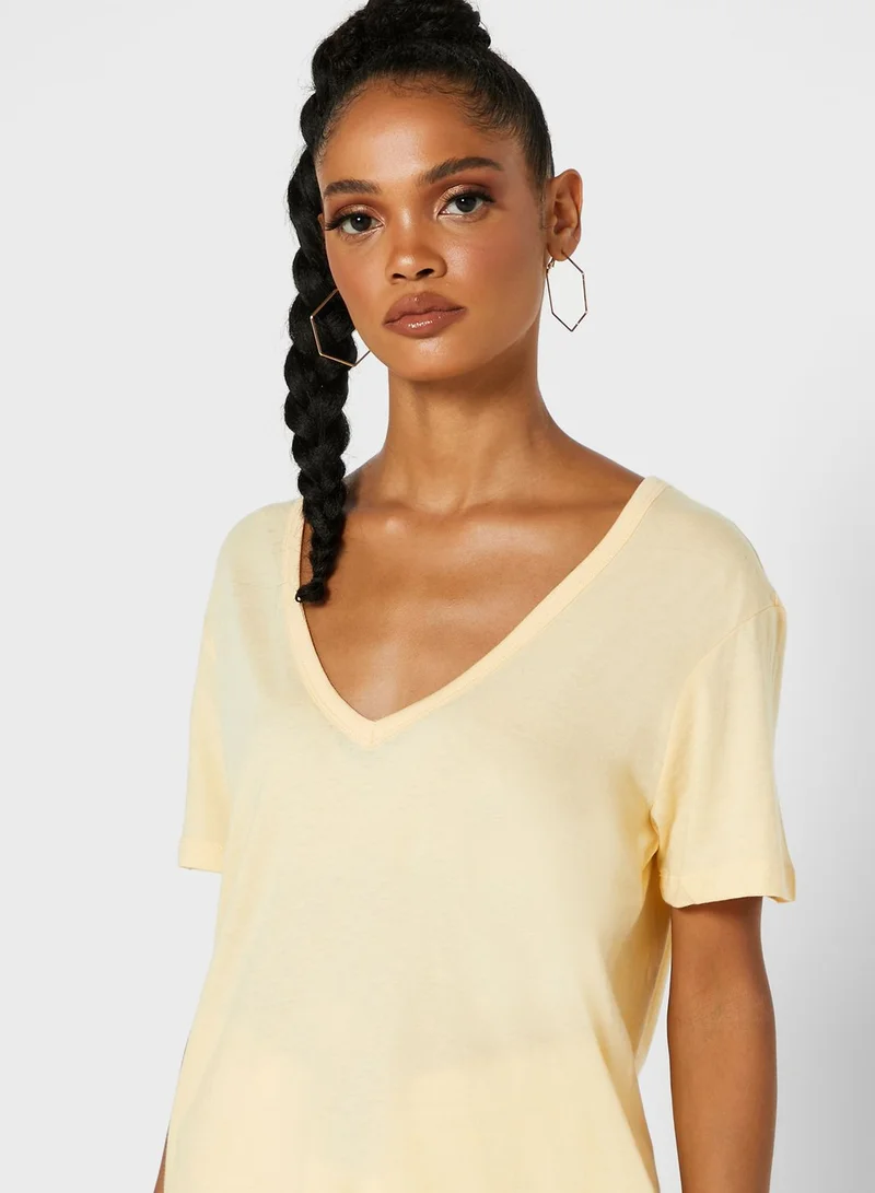 FOREVER 21 V-Neck Plunge T-Shirt